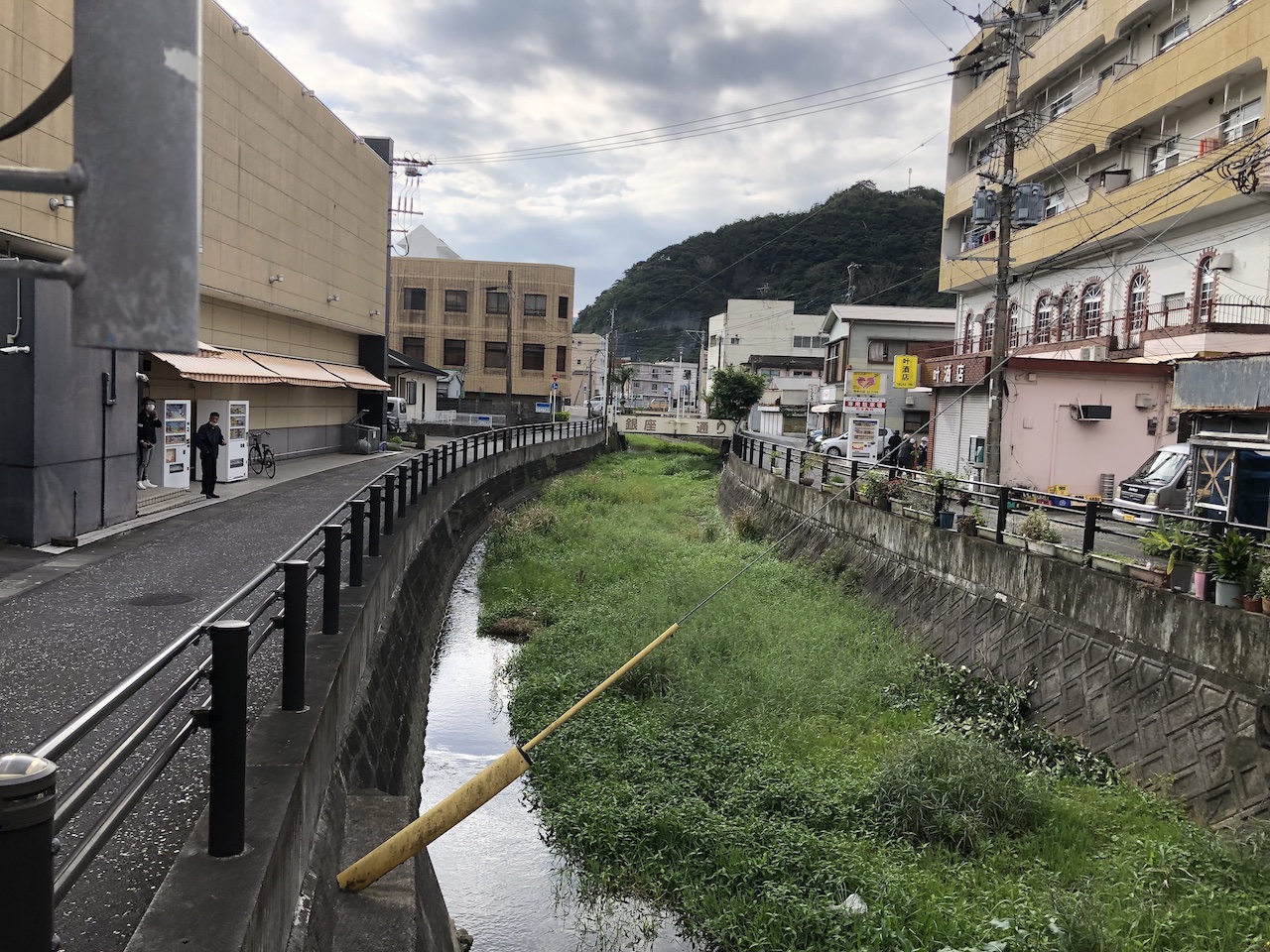 河川のある暮らしの風景（お肉屋さんが多い）