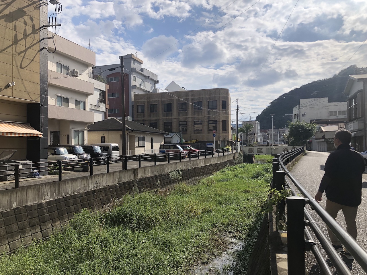 河川のある暮らしの風景（お肉屋さんが多い）